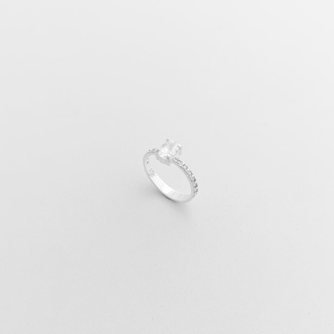 Anel Solitário com Aro Cravejado e Zircônia Oval Cristal 