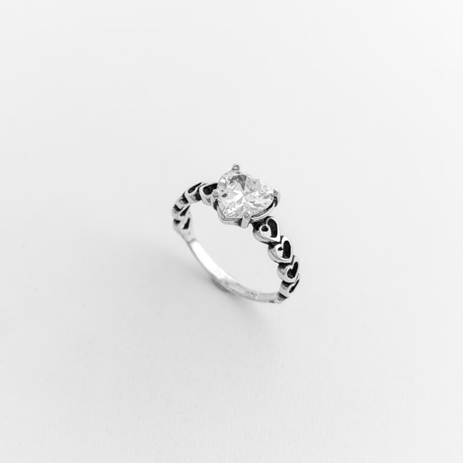 Anel Solitário com Aro de Coração Vazado com Zircônia 