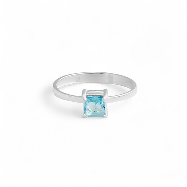 Anel Solitário com Aro Liso e Zircônia Água Marinha