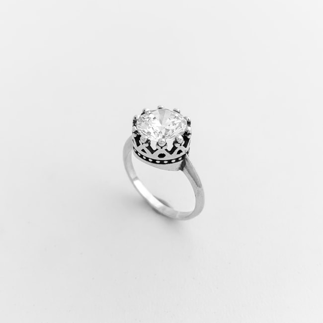 Anel Solitário com Caixa Alta e Zircônia Cristal 