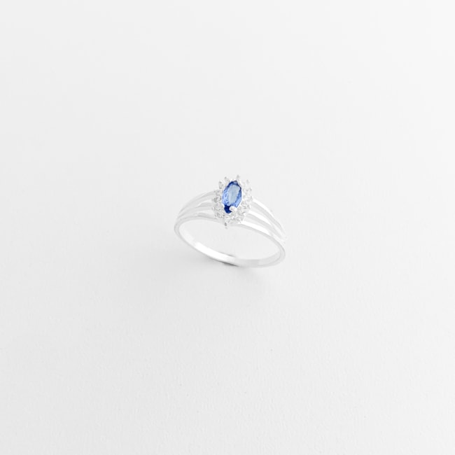 Anel Solitário com Zircônia Azul e Cravejado de Zircônias Brancas