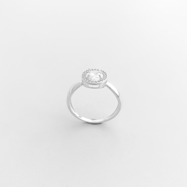 Anel Solitário com Zircônia Oval Cristal Cravejado em Volta 
