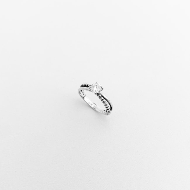 Anel Solitário de Aro Duplo com Zircônia Cristal