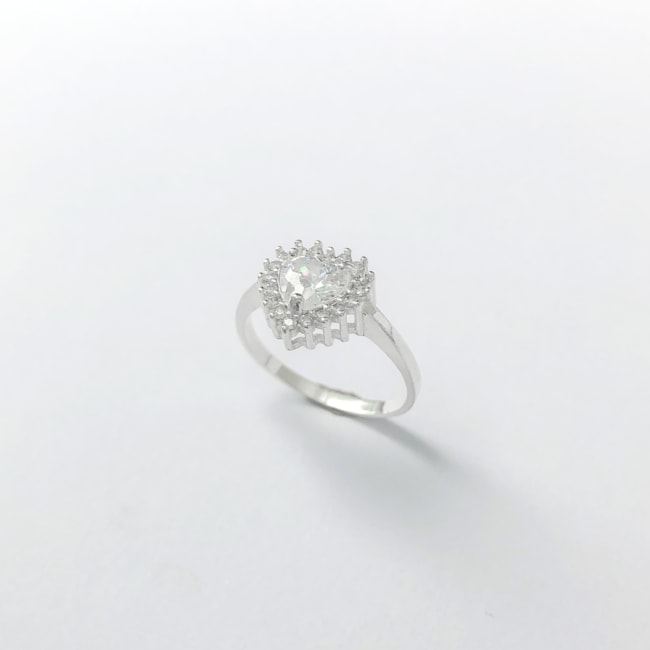 Anel Solitário de Coração Cravejado com Zircônia Cristal 