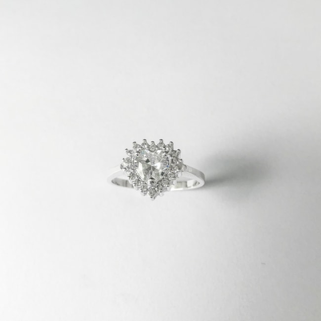 Anel Solitário de Coração Cravejado com Zircônia Cristal 