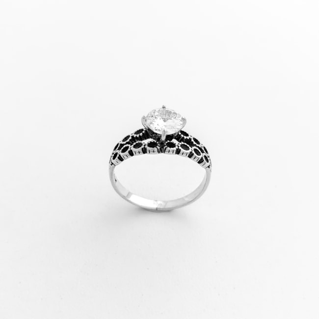 Anel Solitário Envelhecido com Zircônia Cristal e Aro Trabalhado