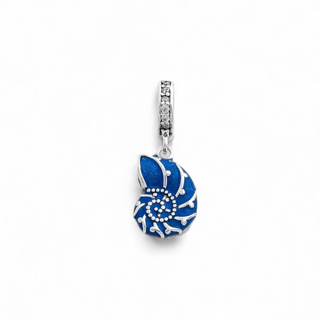Berloque de Caracol Azul Resinado e Contra Argola Cravejado com Zircônia Cristal 
