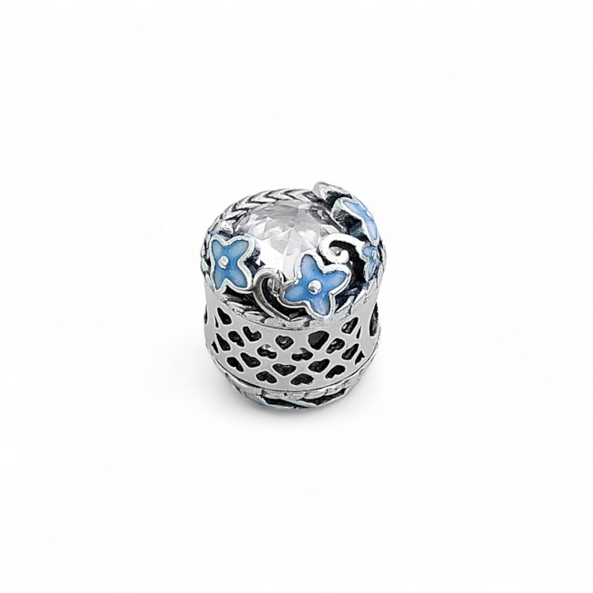 Berloque Separador Redondo Cheio de Mini Coração Vazado com Flores Azul Resinado e Zircônia Cristal 