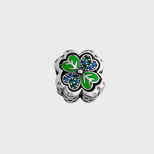 Berloque Trevo de Quatro Folhas Resinado com Zircônia Azul e Verde