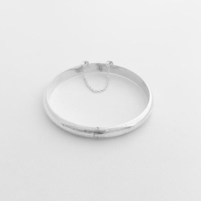 Bracelete Abaulado com Detalhes Geométricos e Fecho com Trava