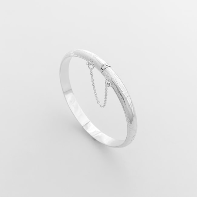 Bracelete Abaulado com Detalhes Geométricos e Fecho com Trava