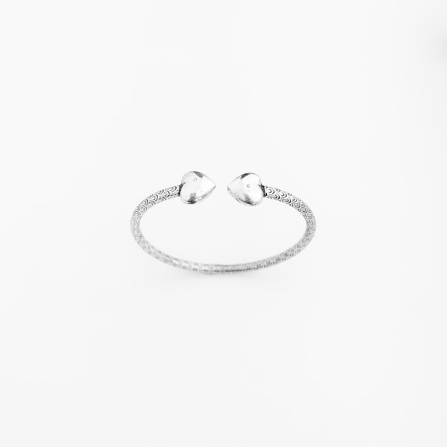Bracelete com Aro Trabalhado com Pontas de Coração