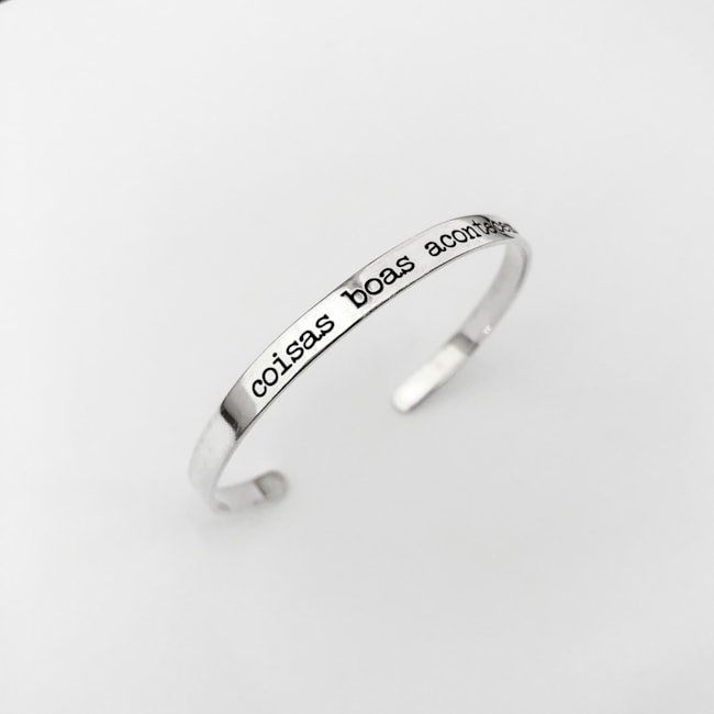 Bracelete com Frase "Coisas Boas Acontecem" 