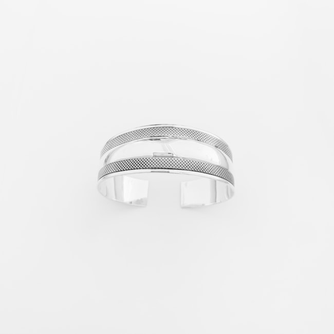Bracelete de Aro Largo e Bordas Quadriculadas