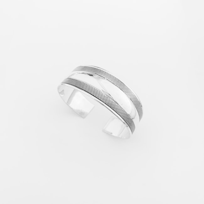 Bracelete de Aro Largo e Bordas Quadriculadas