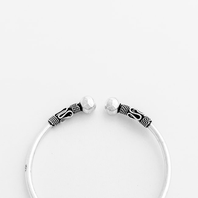 Bracelete de Pontas Trabalhadas e Pingentes de Elefante com Argolas