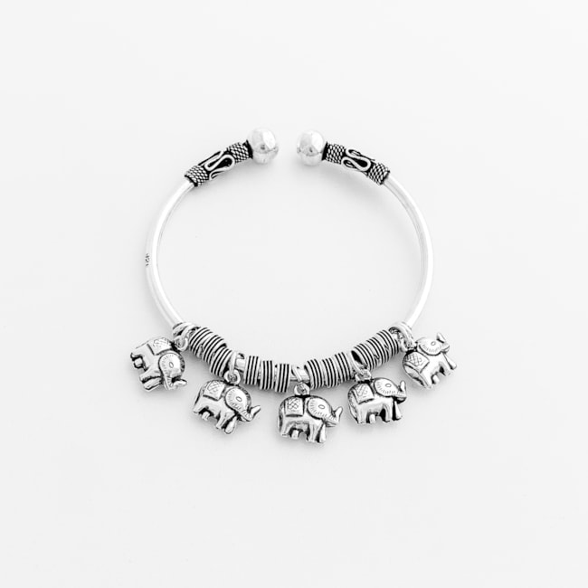 Bracelete de Pontas Trabalhadas e Pingentes de Elefante com Argolas