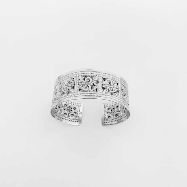 Bracelete Largo Trabalhado com Flores