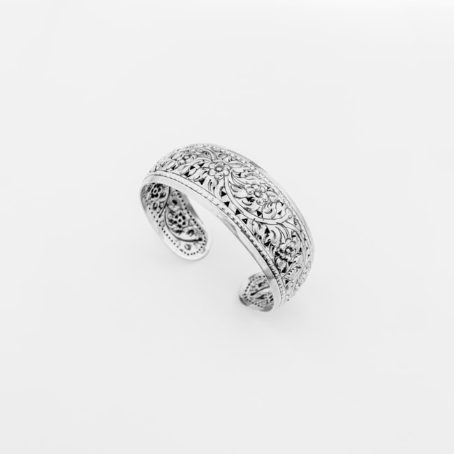 Bracelete Largo Trabalhado com Flores e Folhas