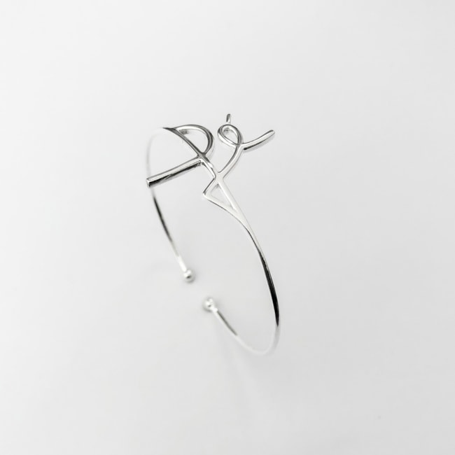 Bracelete Liso com a Palavra "Fé" em Cursiva  