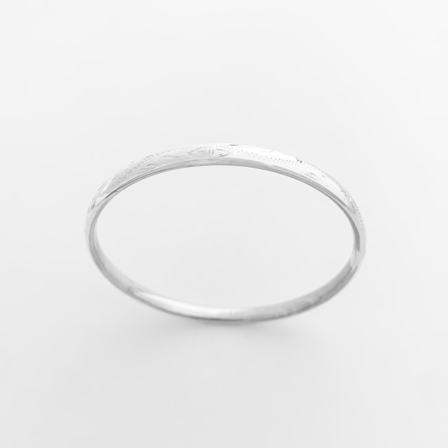 Bracelete Liso com Detalhes Geométricos