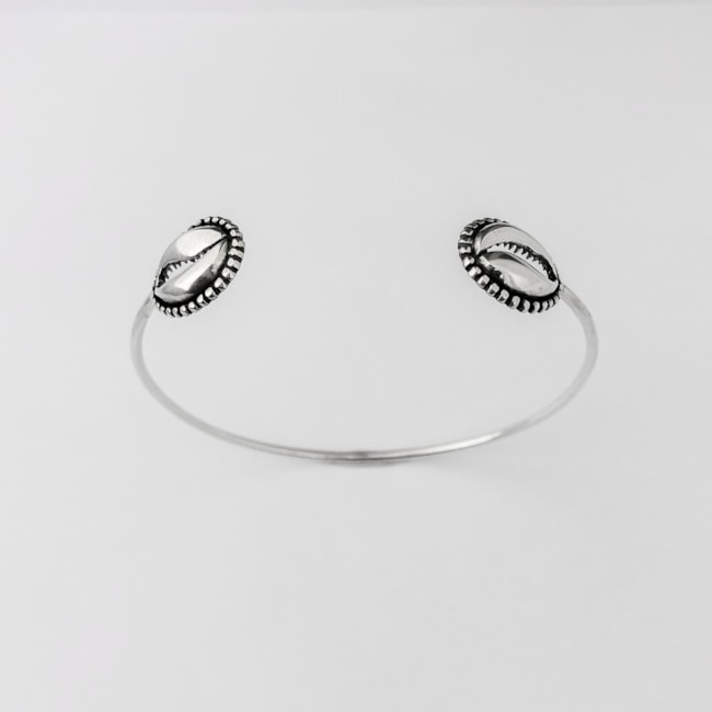 Bracelete Liso Envelhecido com Búzios nas Pontas  