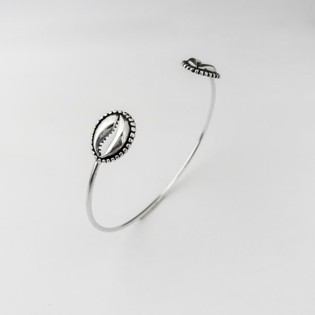 Bracelete Liso Envelhecido com Búzios nas Pontas  
