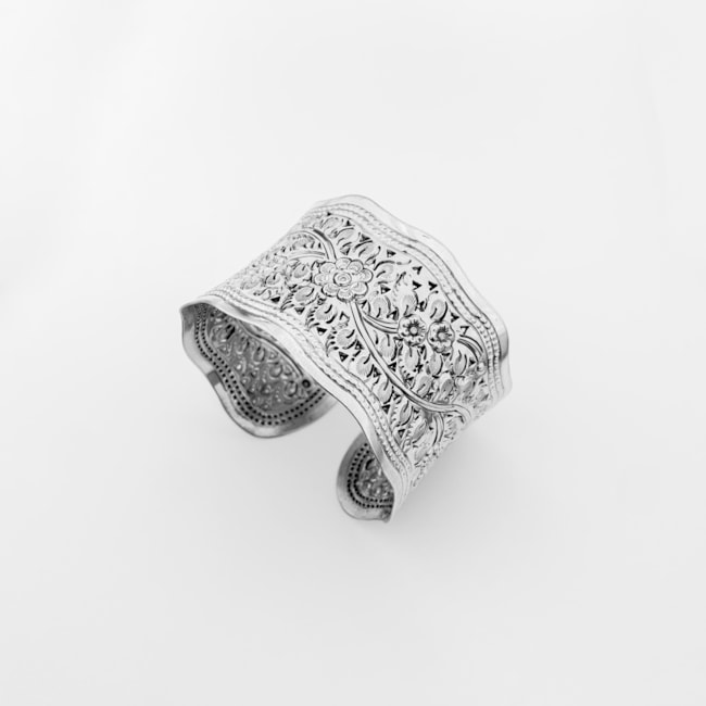 Bracelete Ondulado Trabalhado com Flores e Folhas