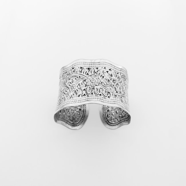 Bracelete Ondulado Trabalhado com Flores e Folhas