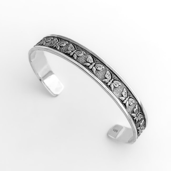 Bracelete Trabalhado com Borboletas 