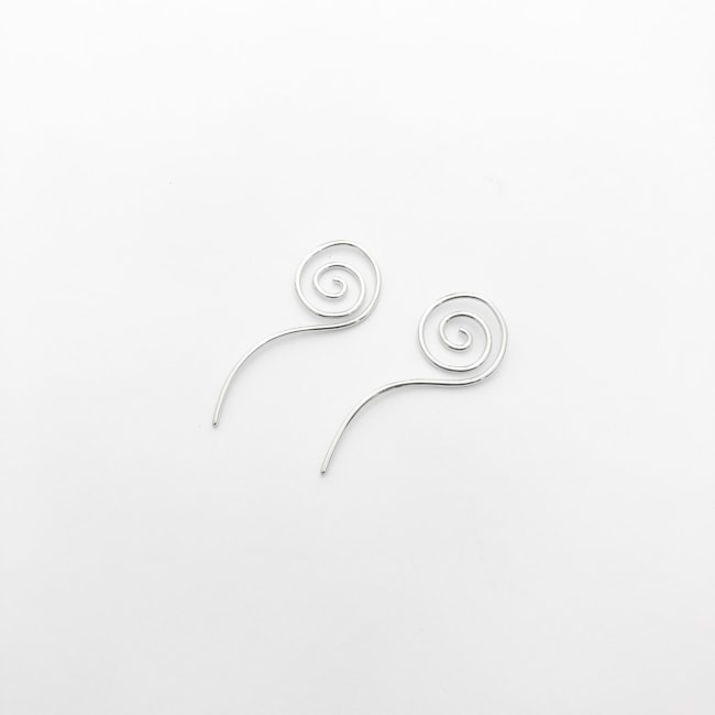 Brinco Branco em Espiral Liso
