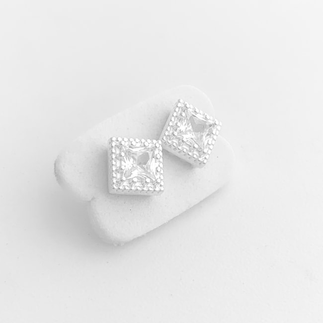 Brinco Branco Quadrado com Detalhes e Zircônia Cristal 