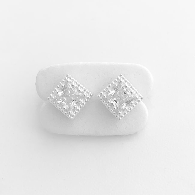 Brinco Branco Quadrado com Detalhes e Zircônia Cristal 