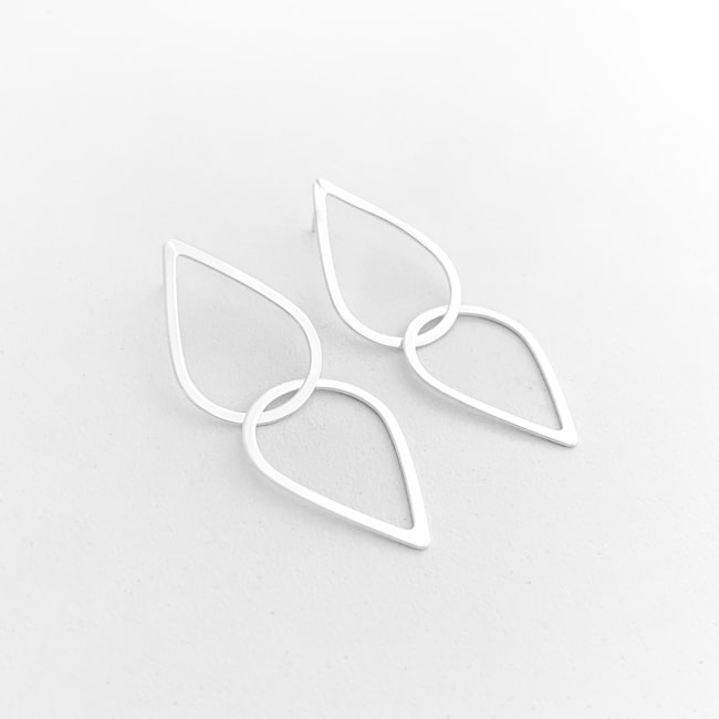 Brinco com Duas Gotas Entrelaçadas Lisa e Vazada 