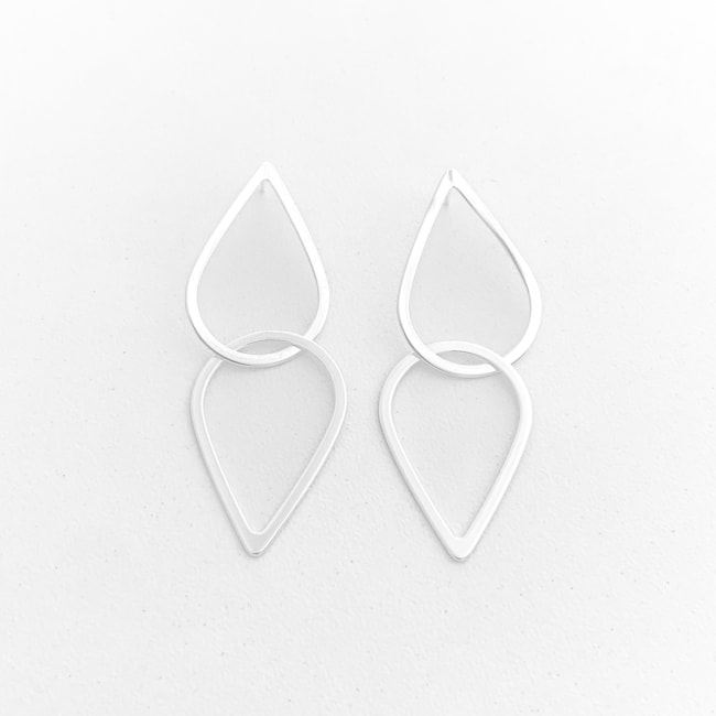 Brinco com Duas Gotas Entrelaçadas Lisa e Vazada 