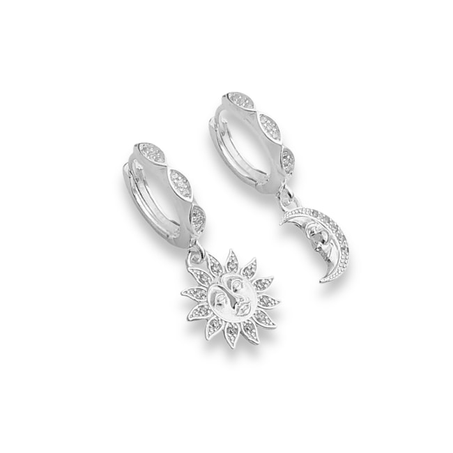 Brinco de Argola Cravejada de Zircônias com Pingentes de Sol e Lua 