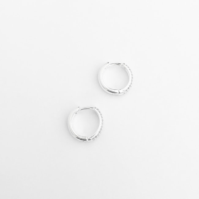 Brinco de Argola cravejado com Zircônia