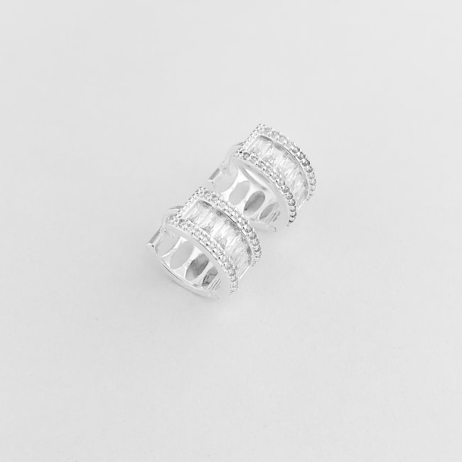 Brinco de Argola Cravejado com Zircônia Cristal 