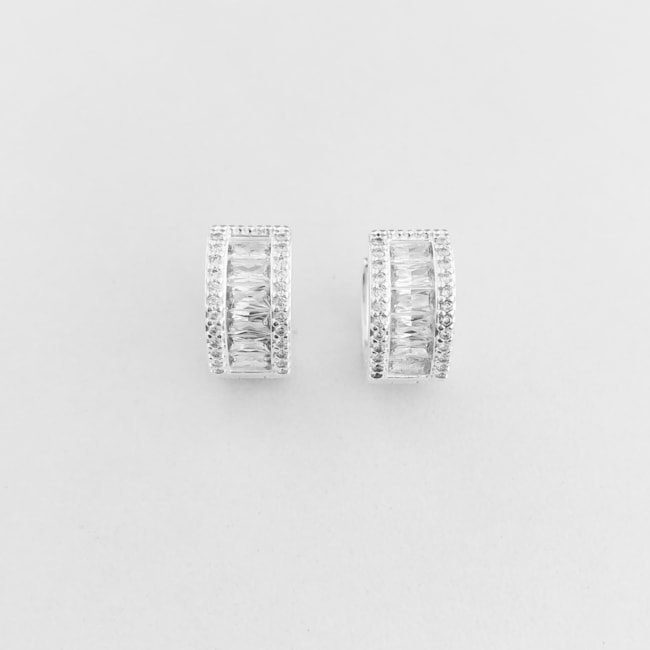 Brinco de Argola Cravejado com Zircônia Cristal 