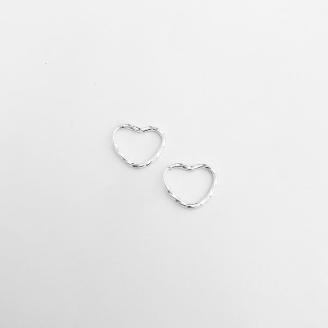 Brinco de Argola de Encaixe de Coração Torcida - 1,8cm