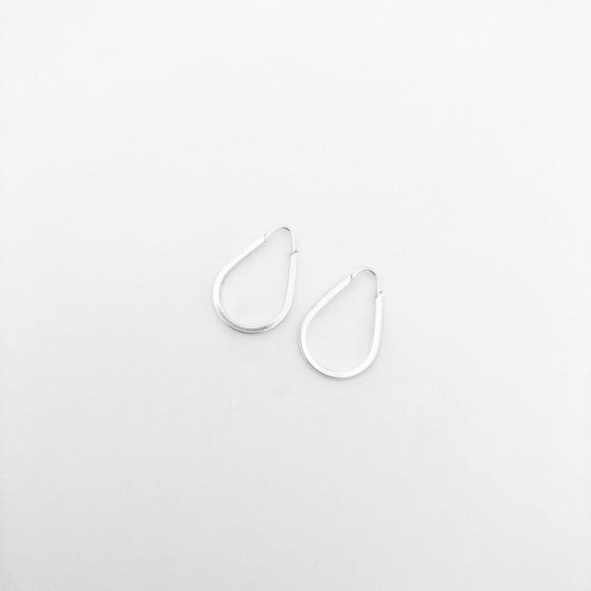 Brinco de Argola em Gota Lisa Achatada e de Encaixe - 1,5cm