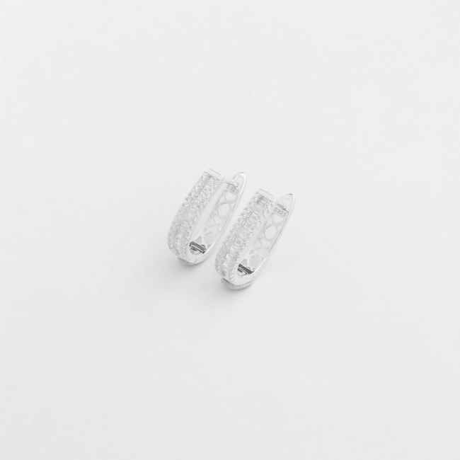 Brinco de Argola Oval Cravejada com Zircônias com Parte Atrás Trabalhada com Vazados