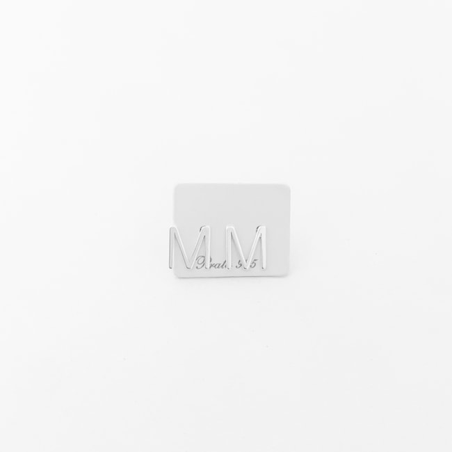 Brinco de Letra "M" em Laser