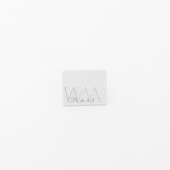 Brinco de Letra "W" em Laser