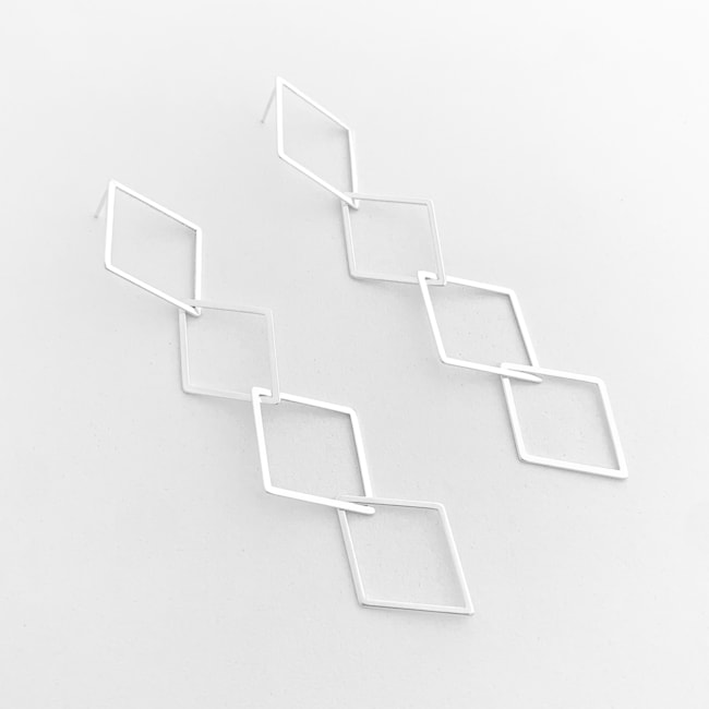 Brinco de Losangos Vazados Interligados 