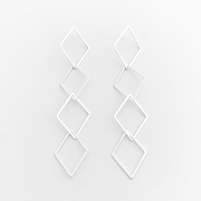 Brinco de Losangos Vazados Interligados 