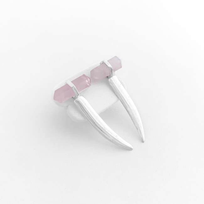 Brinco Dente de Elefante com Pedra Quartzo Rosa 