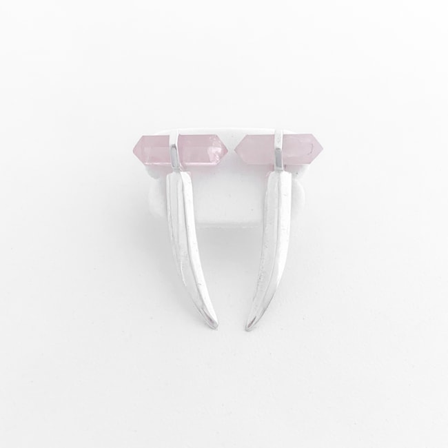 Brinco Dente de Elefante com Pedra Quartzo Rosa 