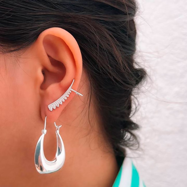 Brinco Ear Cuff Trabalhado com Zircônias Brancas