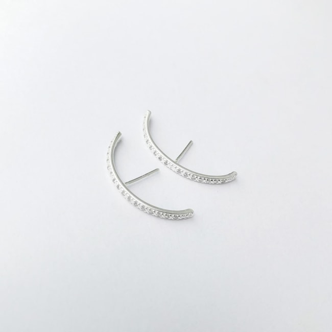 Brinco Ear Hook Cravejado de Zircônia